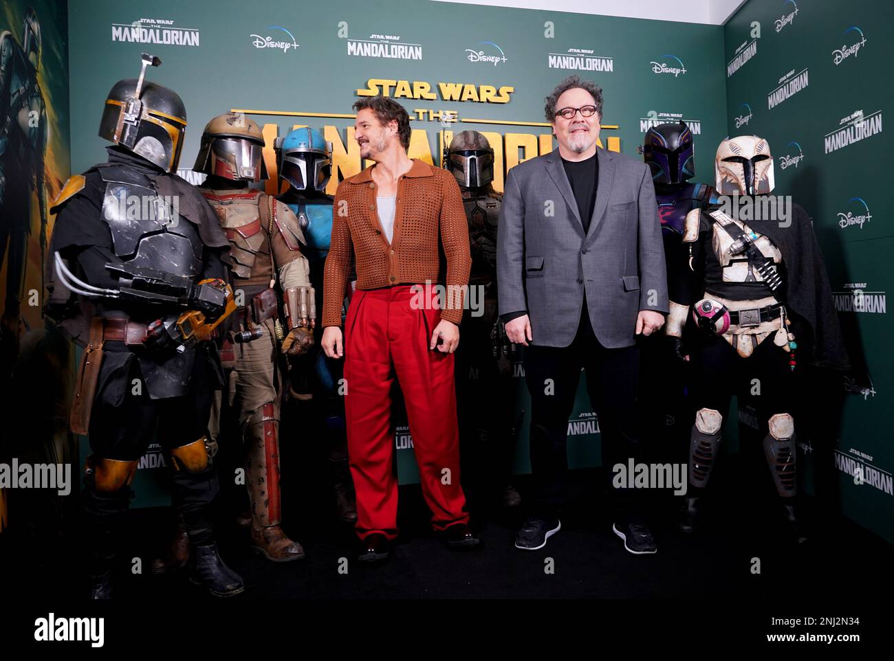 Pedro Pascal e il regista Jon Favreau durante una telefonata fotografica a Piccadilly Circus, Londra, per i Mandaloriani, prima che venga rilasciato su Disney+ dal marzo 1. Data immagine: Mercoledì 22 febbraio 2023. Foto Stock