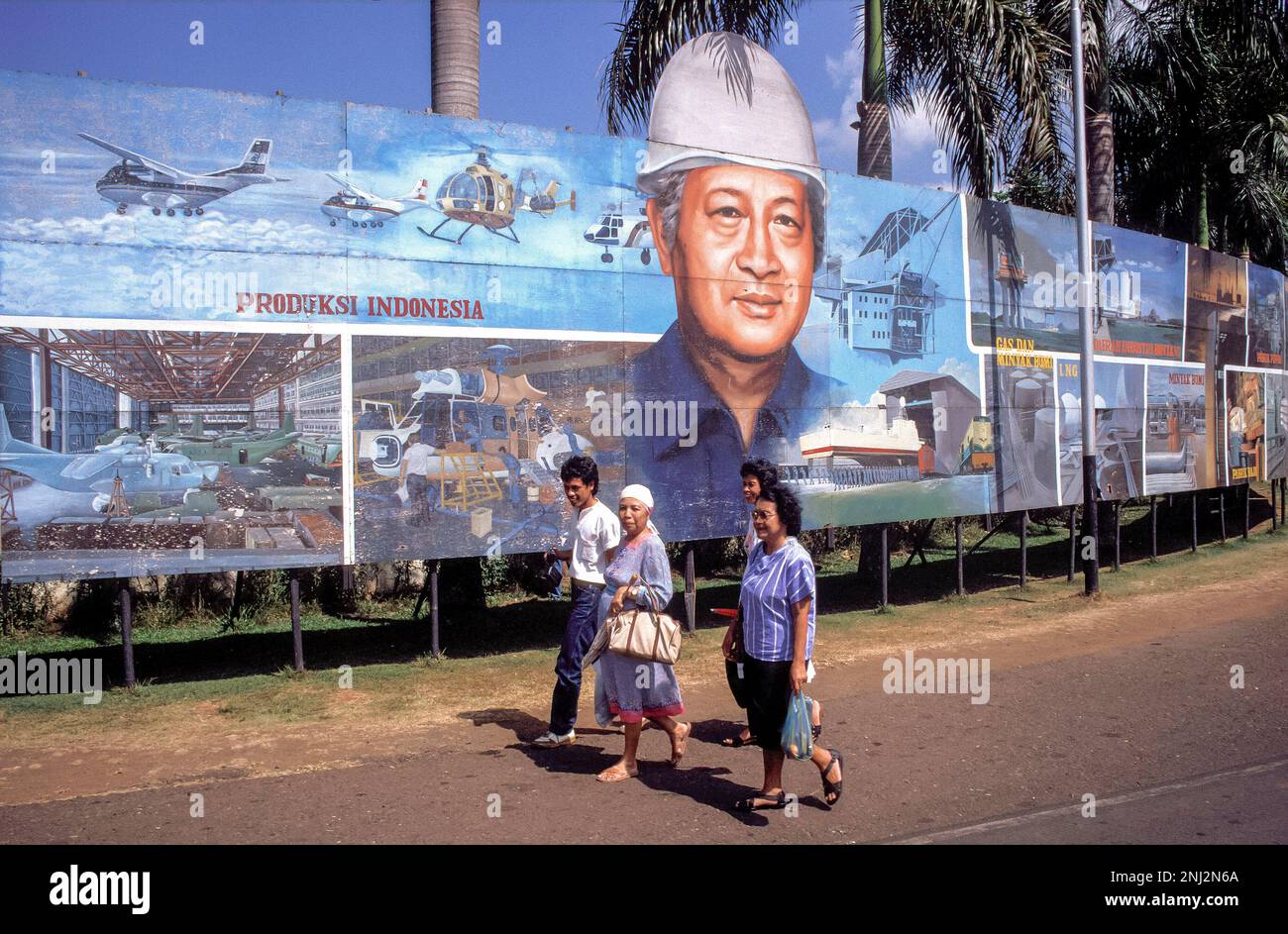 Indonesia, Giacarta, cartelloni pubblicitari della forza industriale indonesiana Foto Stock