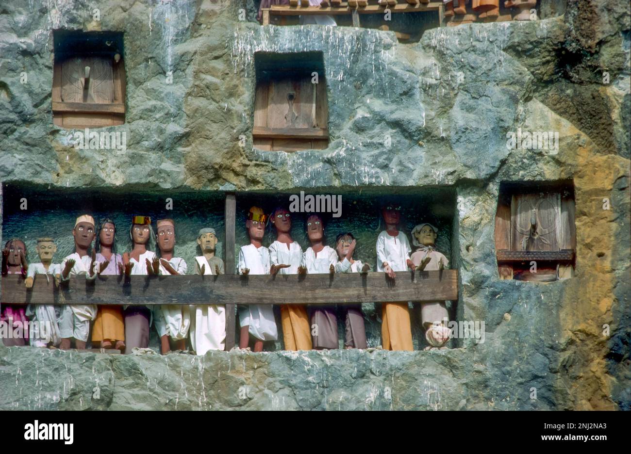 Indonesia, Sud Sulawesi, Tana Toraja. Tombe Toraja con pupazzi (Tau tau) che simboleggiano gli antenati. Foto Stock