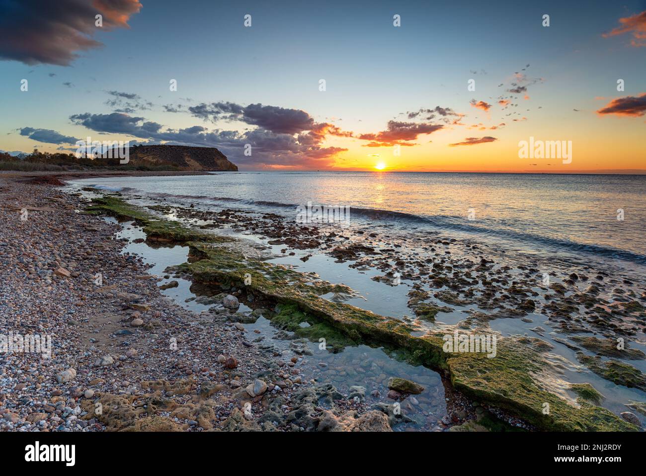 Bellissima alba sul Mar Mediterraneo a Playa las Palmeras ad Aguilas nella regione di Murcia in Spagna Foto Stock