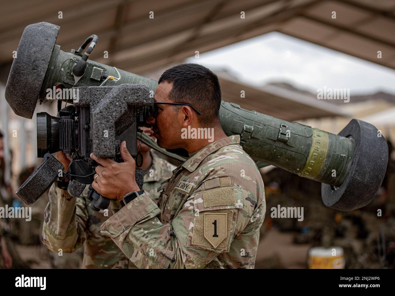 Un soldato assegnato a 2nd squadra di combattimento della Brigata Armorata, 1st Divisione di Fanteria, si allena su un FGM-148 Javelin mentre si prepara a entrare 'The box' al National Training Center di Fort Irwin, California, 4 agosto 2022. Foto Stock