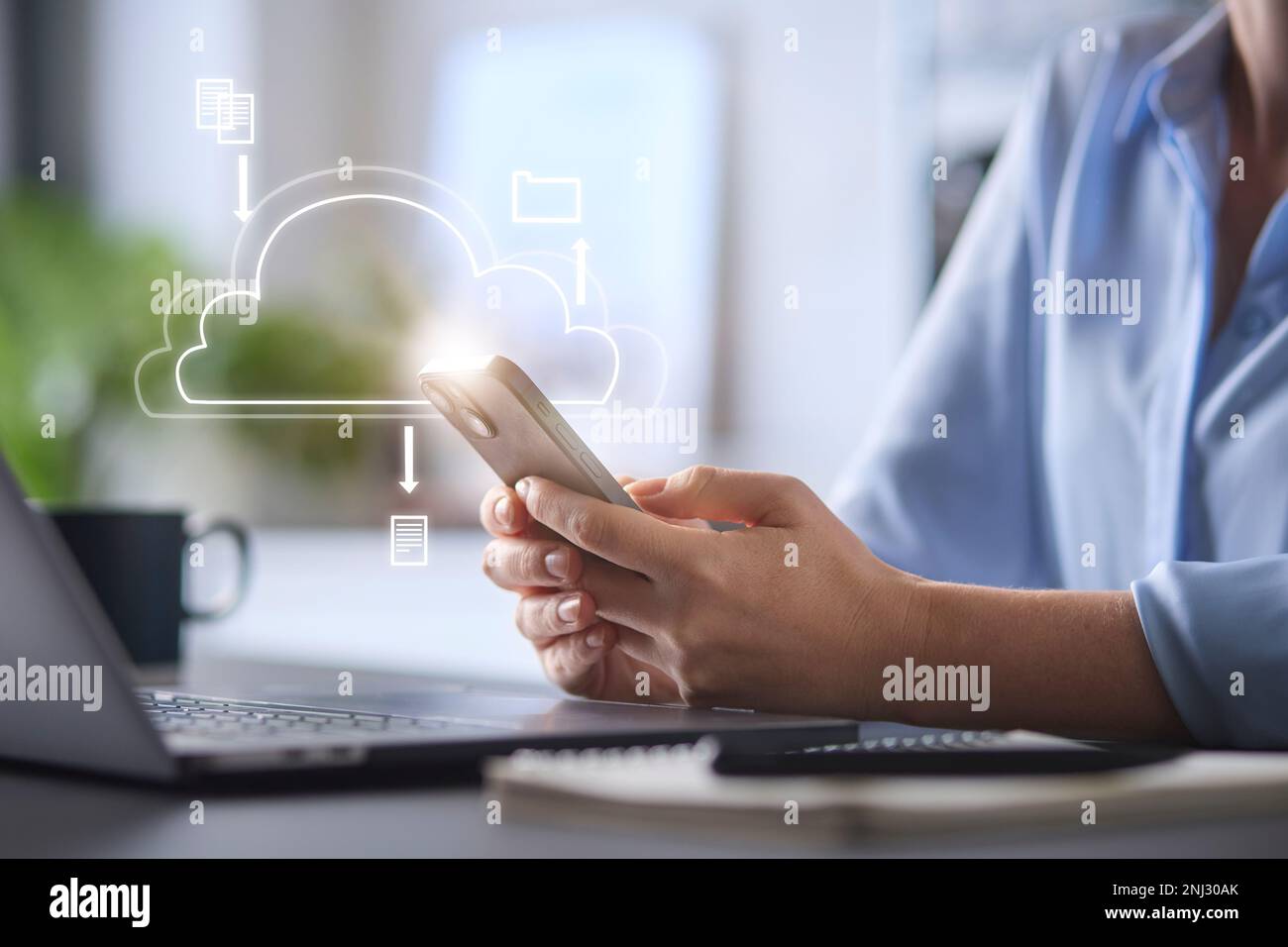 Concetto di archiviazione su cloud con la donna che utilizza il telefono cellulare con sovrapposizione grafica di file e icone delle cartelle Foto Stock