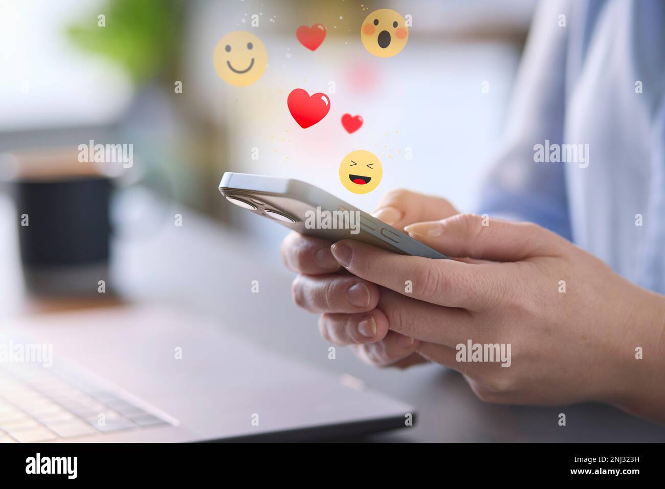 Concetto di app di datazione con la donna utilizzando il telefono cellulare con sovrapposizione grafica di emoji cuore Foto Stock
