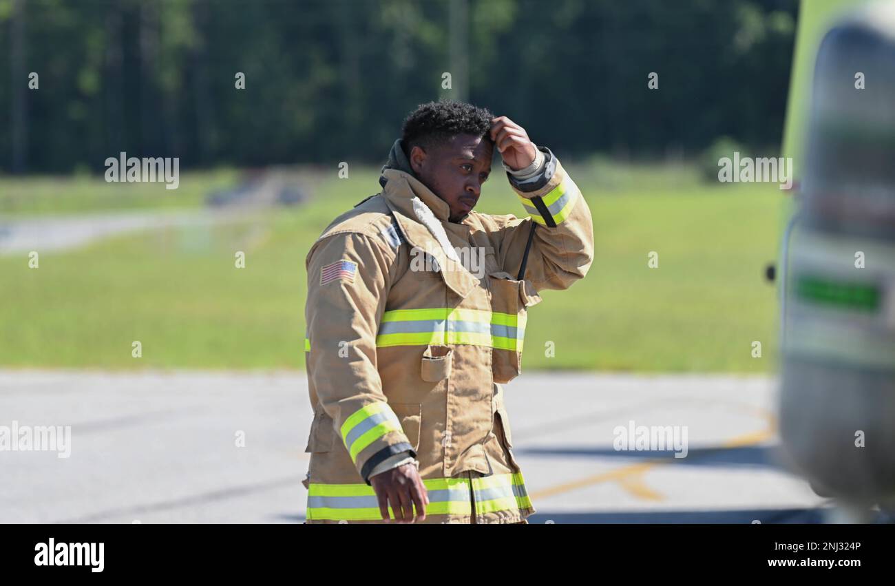 STATI UNITI Tecnologia Air Force. SGT. Tramel Bailiff, un capitano della stazione con l'ingegnere civile 908th Squadron, guarda come altri vigili del fuoco completare il loro esercizio di addestramento, 4 agosto 2022, a Fort Benning, Georgia. I vigili del fuoco CES del 908th si sono recati a ft. Benning utilizza il proprio allenatore di elicotteri antincendio dal vivo per prepararli meglio alle situazioni che possono verificarsi con la transizione dell'ala dell'ascensore aereo 908th alla missione dell'elicottero MH-139A Grey Wolf. Foto Stock