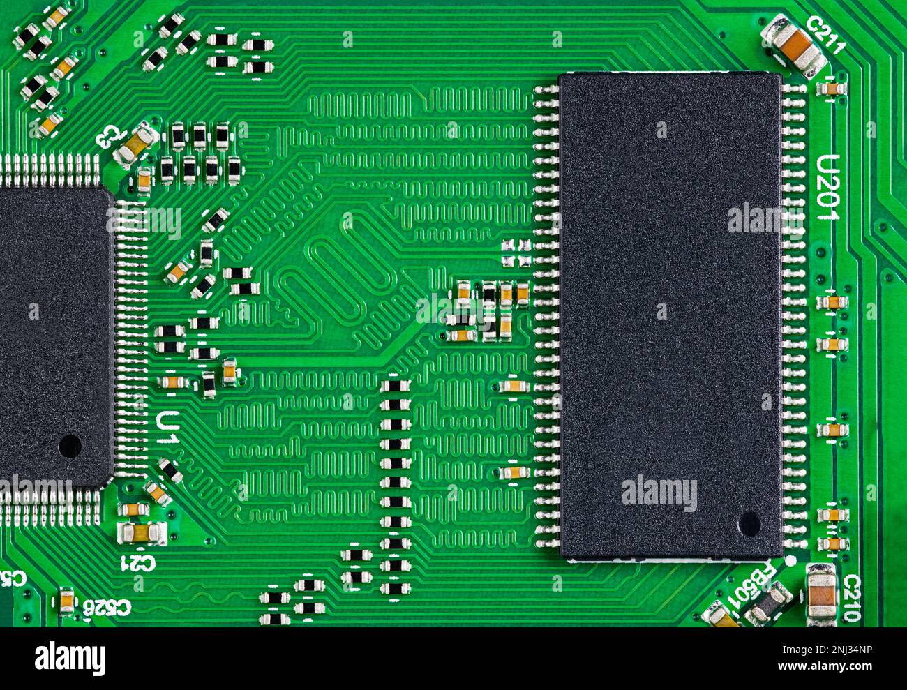 Chip semiconduttori su scheda elettronica a circuito stampato per sistemi digitali ad alta velocità. Microchip su PCB verde da un dispositivo hardware di rete per computer. Foto Stock