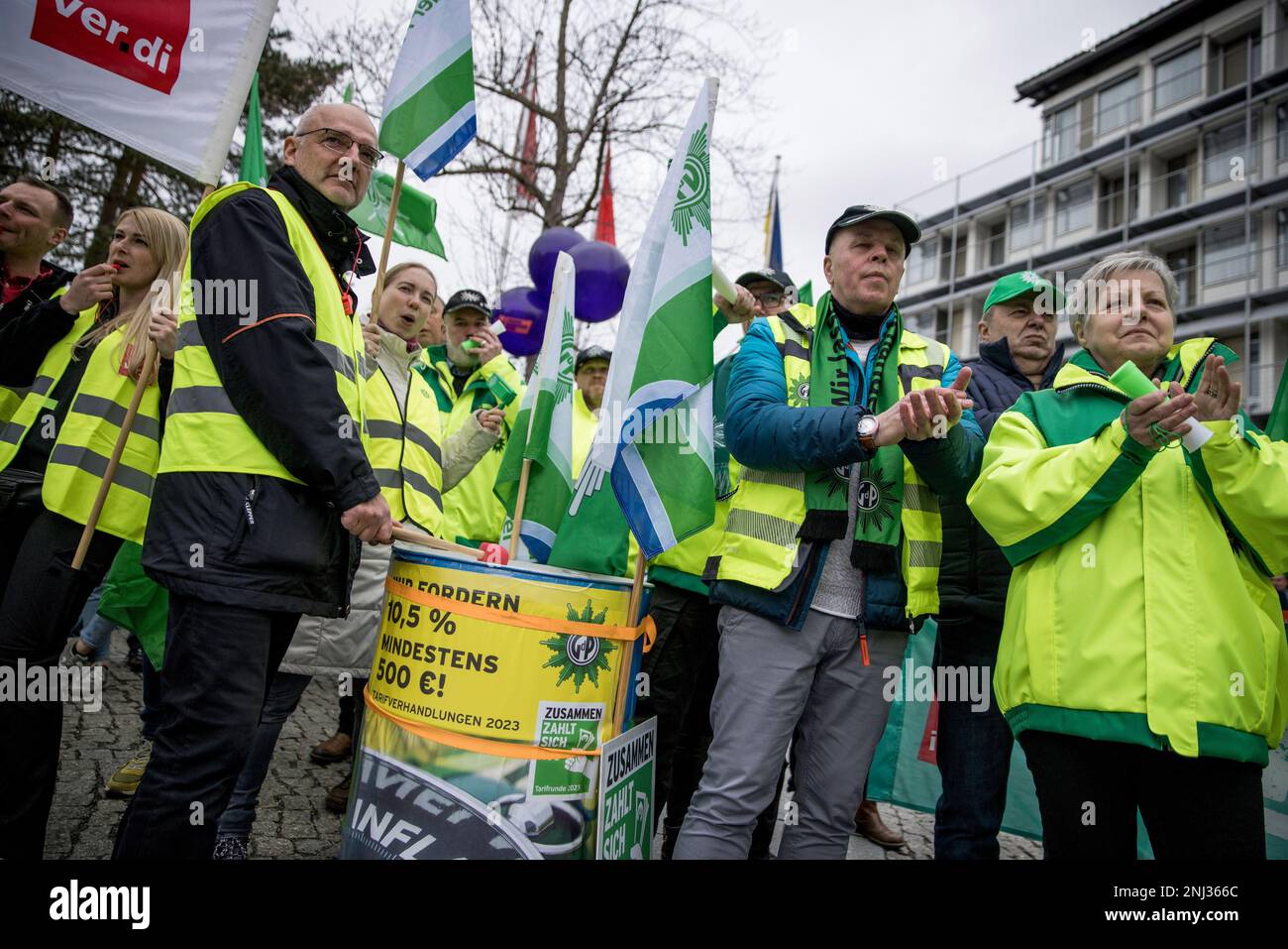 Potsdam, Germania. 22nd Feb, 2023. I membri dell'Unione di polizia GDP dimostrano durante un'azione di protesta del sindacato di servizio Verdi davanti all'hotel congressuale prima dell'inizio di un altro ciclo di contrattazione collettiva nel servizio pubblico. Credit: Carsten Koall/dpa/Alamy Live News Foto Stock