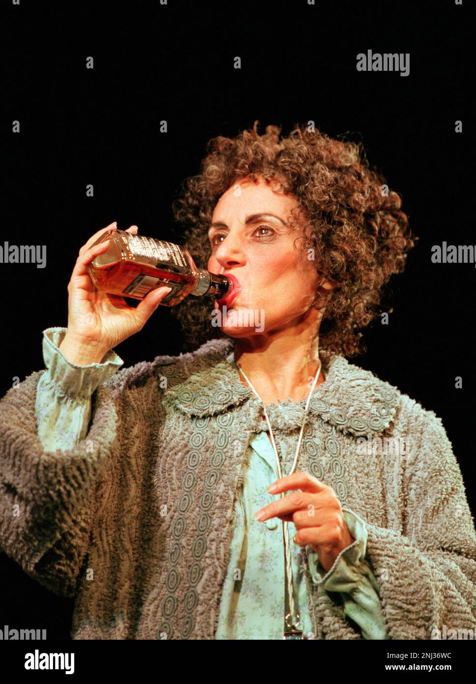 Lesley Joseph (Miss Hannigan) in ANNIE al Victoria Palace Theatre, Londra SW1 01/10/1998 libro: Thomas Meehan musica: Charles Strouse testi: Martin Charnin scenografia: Kenneth Foy costumi: Theoni V Aldredge illuminazione: Ken Billington coreografia originale: Peter Gennaro regista: Martin Charnin Foto Stock