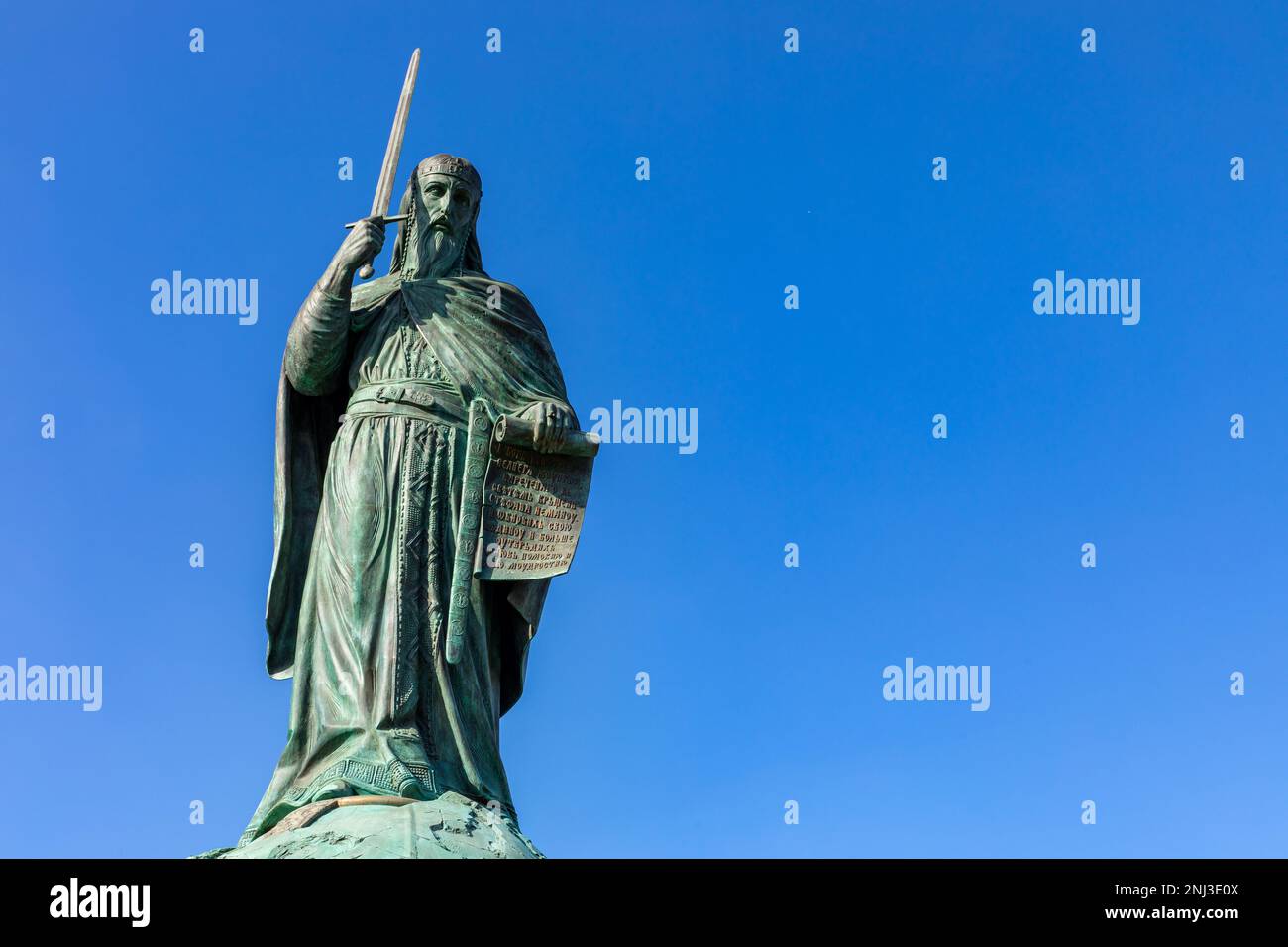 Monumento a Stefan Nemanja nella città vecchia di Belgrado. Piazza Sava con monumento e bella vecchia stazione ferroviaria di Belgrado. Serbia. Foto Stock