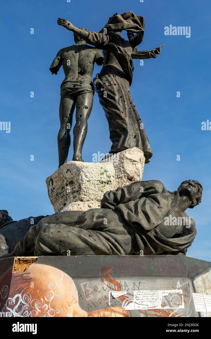 Antico monumento storico in piazza Martiri con al-Amin moschea e St Georges sullo sfondo. Beirut, Libano. Foto Stock