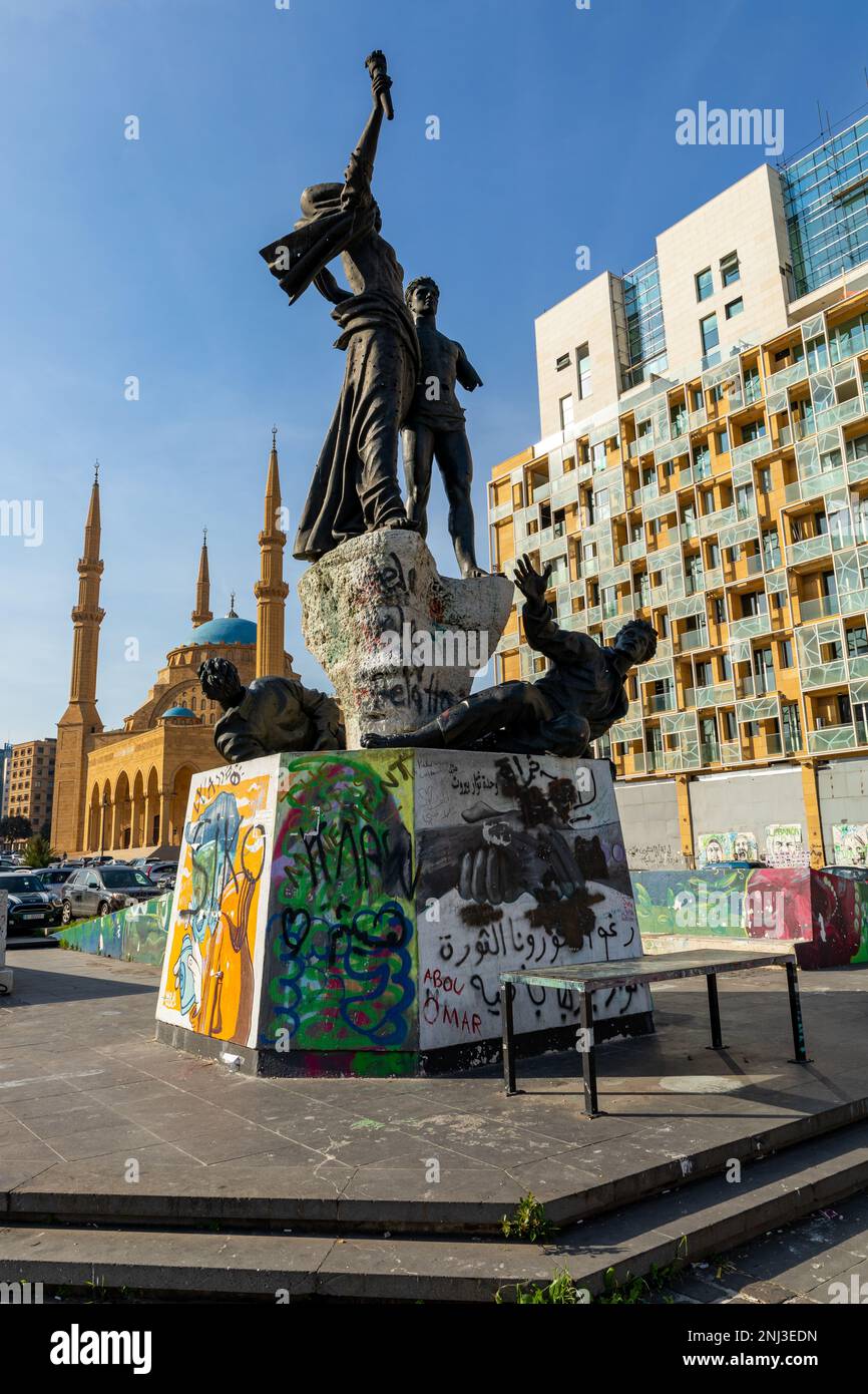 Antico monumento storico in piazza Martiri con al-Amin moschea e St Georges sullo sfondo. Beirut, Libano. Foto Stock