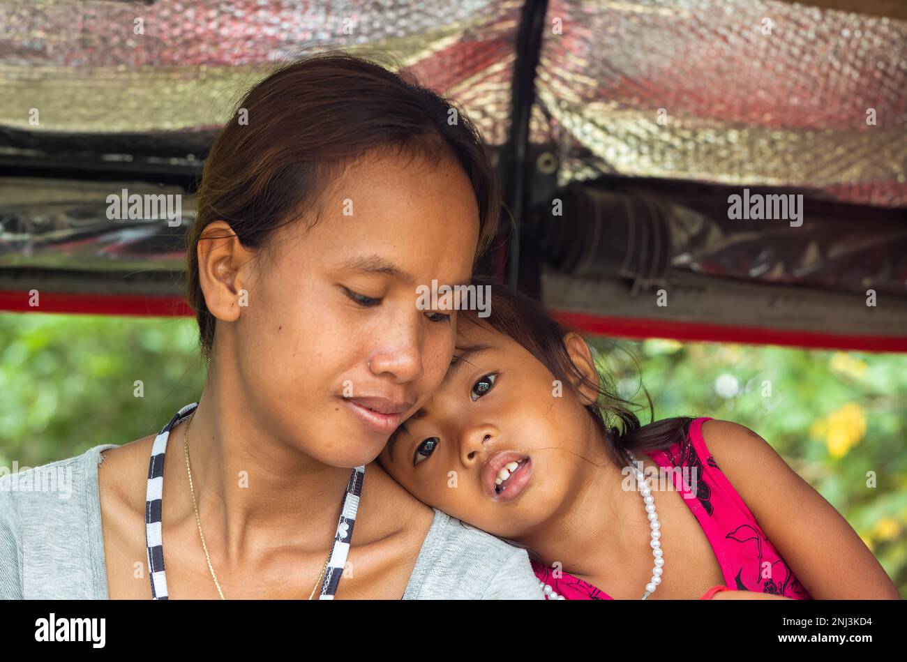 Una giovane madre e sua figlia nella Cambogia rurale nella provincia di Siem Reap. Foto Stock