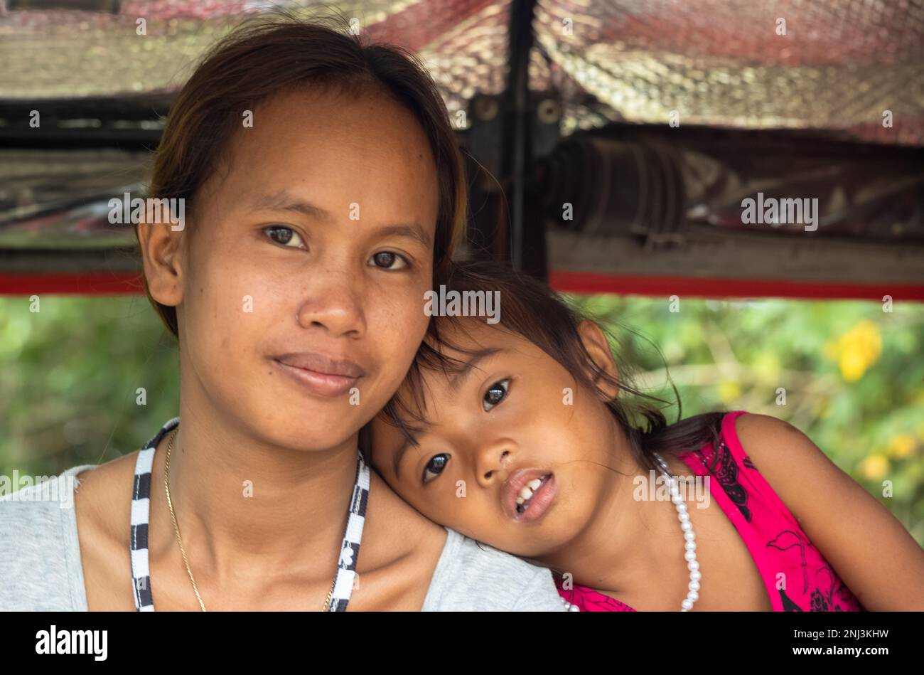 Una giovane madre e sua figlia nella Cambogia rurale nella provincia di Siem Reap. Foto Stock