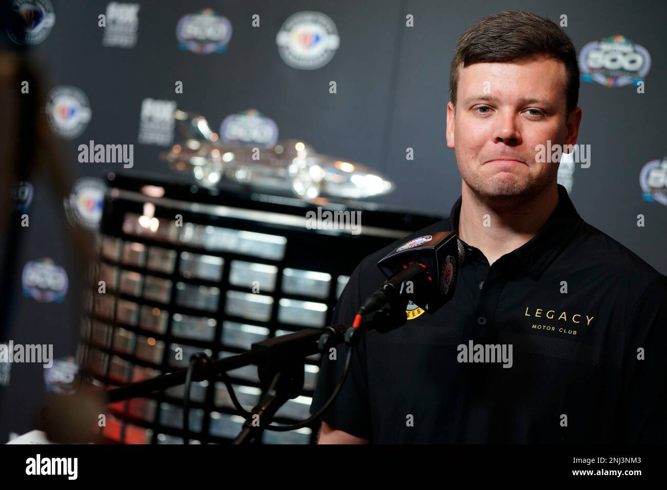 ERIK JONES viene intervistato durante il giorno dei media di Daytona 500 a Daytona Beach, Florida, USA. Foto Stock