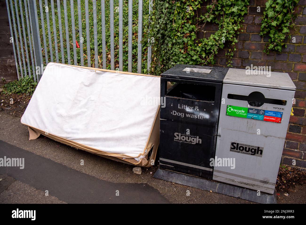 Chalvey, Slough, Berkshire, Regno Unito. 22nd febbraio, 2023. Una base a letto con la punta di un mosca su un marciapiede a Chalvey. Nonostante i segni del Consiglio di Slough Borough a Chalvey che consigliano che la zona è sotto sorveglianza, il ribaltamento del mosca continua ad essere una minaccia. Chalvey ha una mancia di rifiuto che è libero di usare per i residenti e tuttavia ancora volare-capovolgimento accade su una base quotidiana sia in Chalvey che in Slough. Il ribaltamento alla mosca può comportare multe e/o reclusione. Credit: Maureen McLean/Alamy Live News Foto Stock