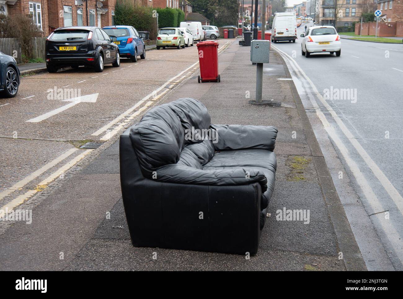 Chalvey, Slough, Berkshire, Regno Unito. 22nd febbraio, 2023. Un divano scaricato su un marciapiede a Chalvey. Chalvey ha una mancia di rifiuto che è libero di usare per i residenti e tuttavia ancora volare-capovolgimento accade su una base quotidiana sia in Chalvey che in Slough. Il ribaltamento alla mosca può comportare multe e/o reclusione. Credit: Maureen McLean/Alamy Live News Foto Stock