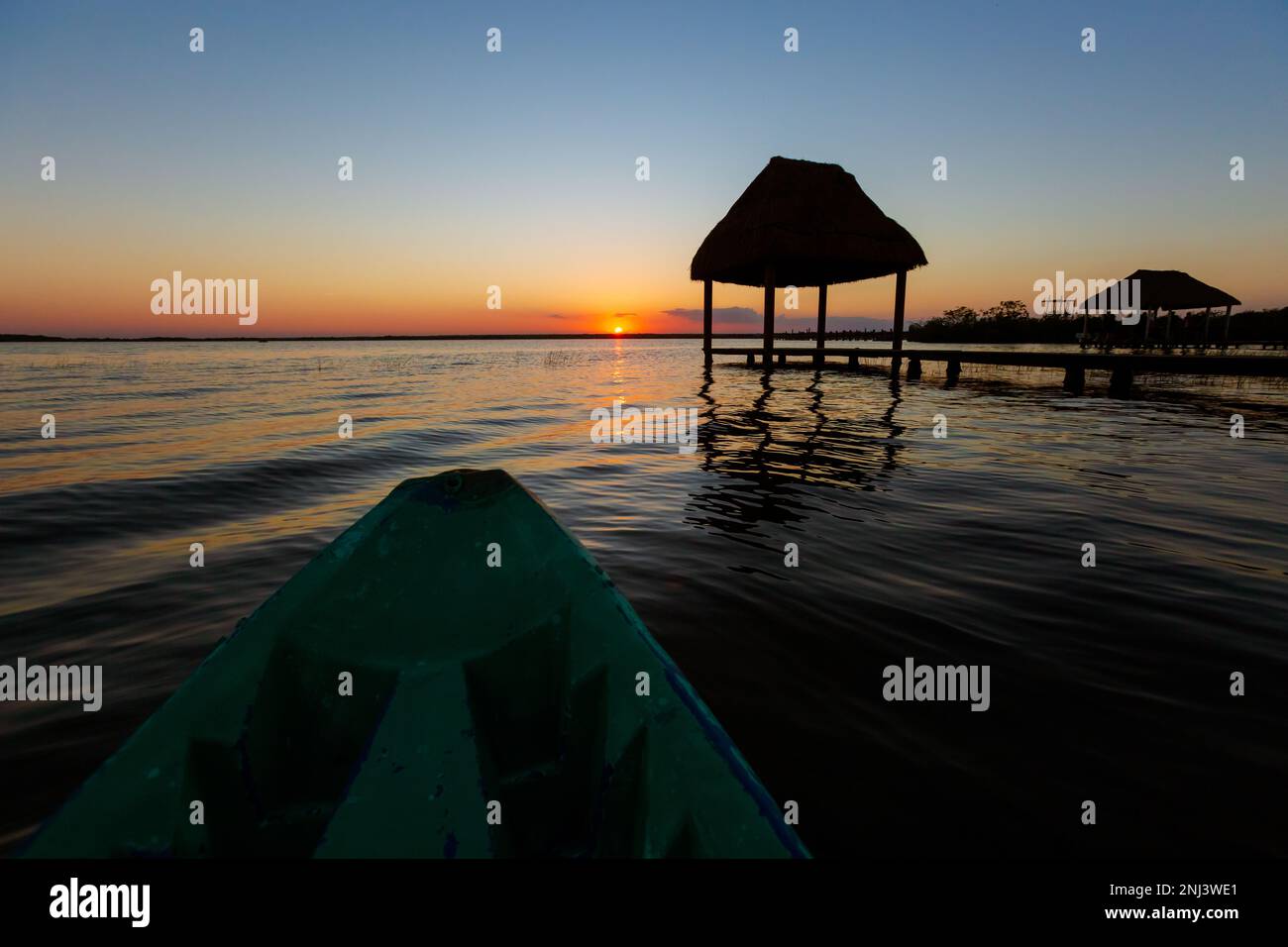 Bellissima foto del paesaggio all'alba scattata a Laguna Bacalar in Messico durante il viaggio in kayak. Foto Stock