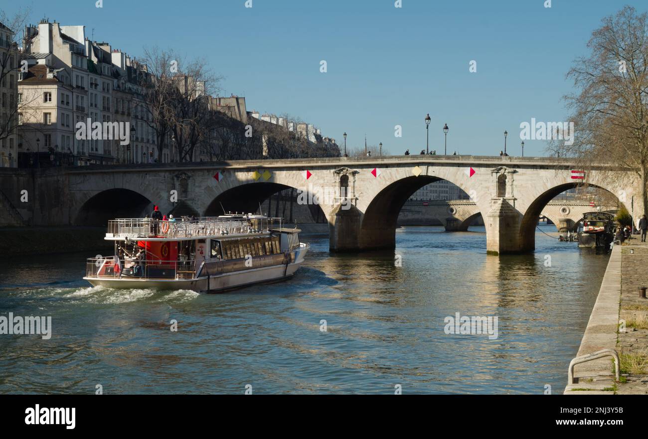 Crociera Turistica Barca turistica sul Fiume Senna presso il Ponte di Pont Marie in primavera, Parigi Francia Foto Stock