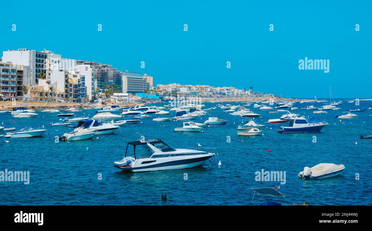 Una vista sulla baia di Salina a San Pawl il-Bahar, a Malta, con molte navi nautiche ormeggiate nel mare Foto Stock