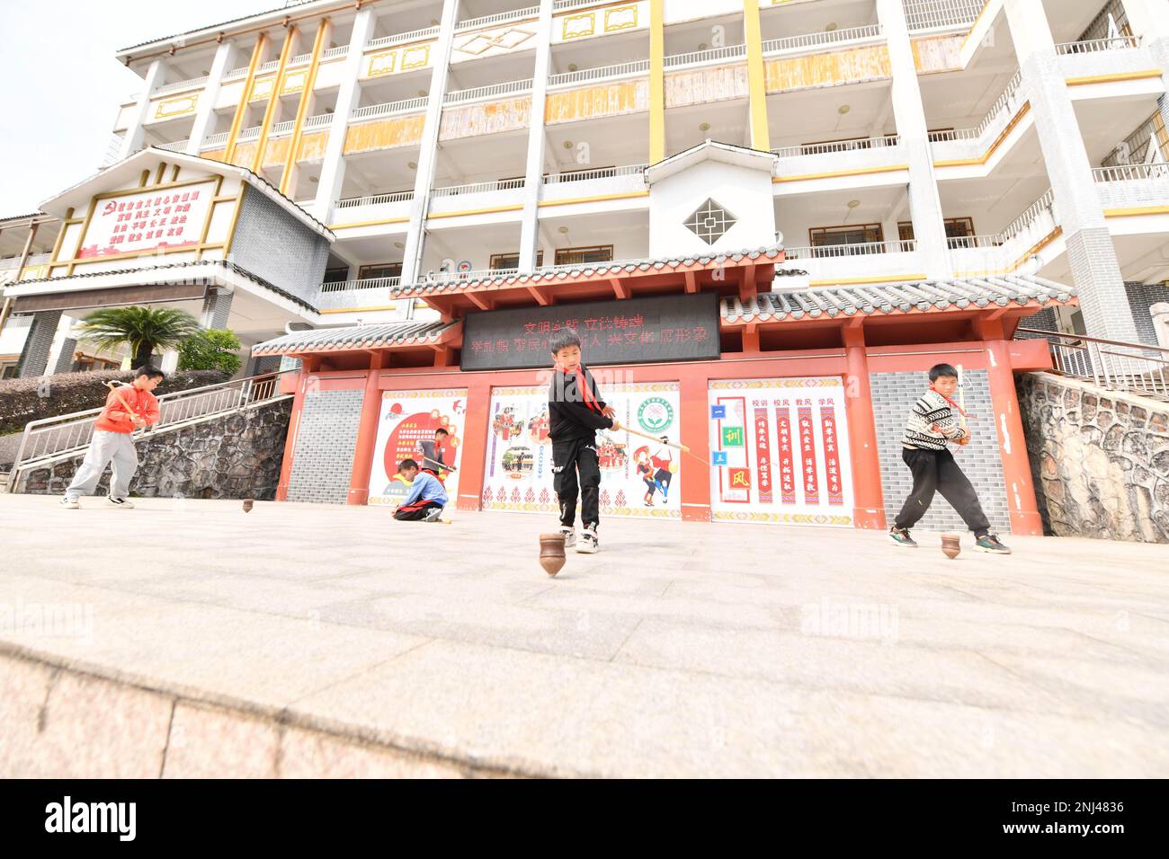 Wuzhou, Regione autonoma di Guangxi Zhuang in Cina. 22nd Feb, 2023. Gli studenti giocano a spinning top durante una lezione di PE presso la Xiayi Ethnic School nella contea di Mengshan, nella città di Wuzhou, nella regione autonoma di Guangxi Zhuang, nel sud della Cina, il 22 febbraio 2023. Credit: Notizie dal vivo su Huang Xiaobang/Xinhua/Alamy Foto Stock