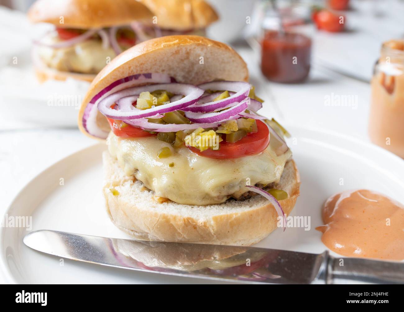 Hamburger fatti in casa sul tavolo da cucina. Primo piano vista frontale Foto Stock
