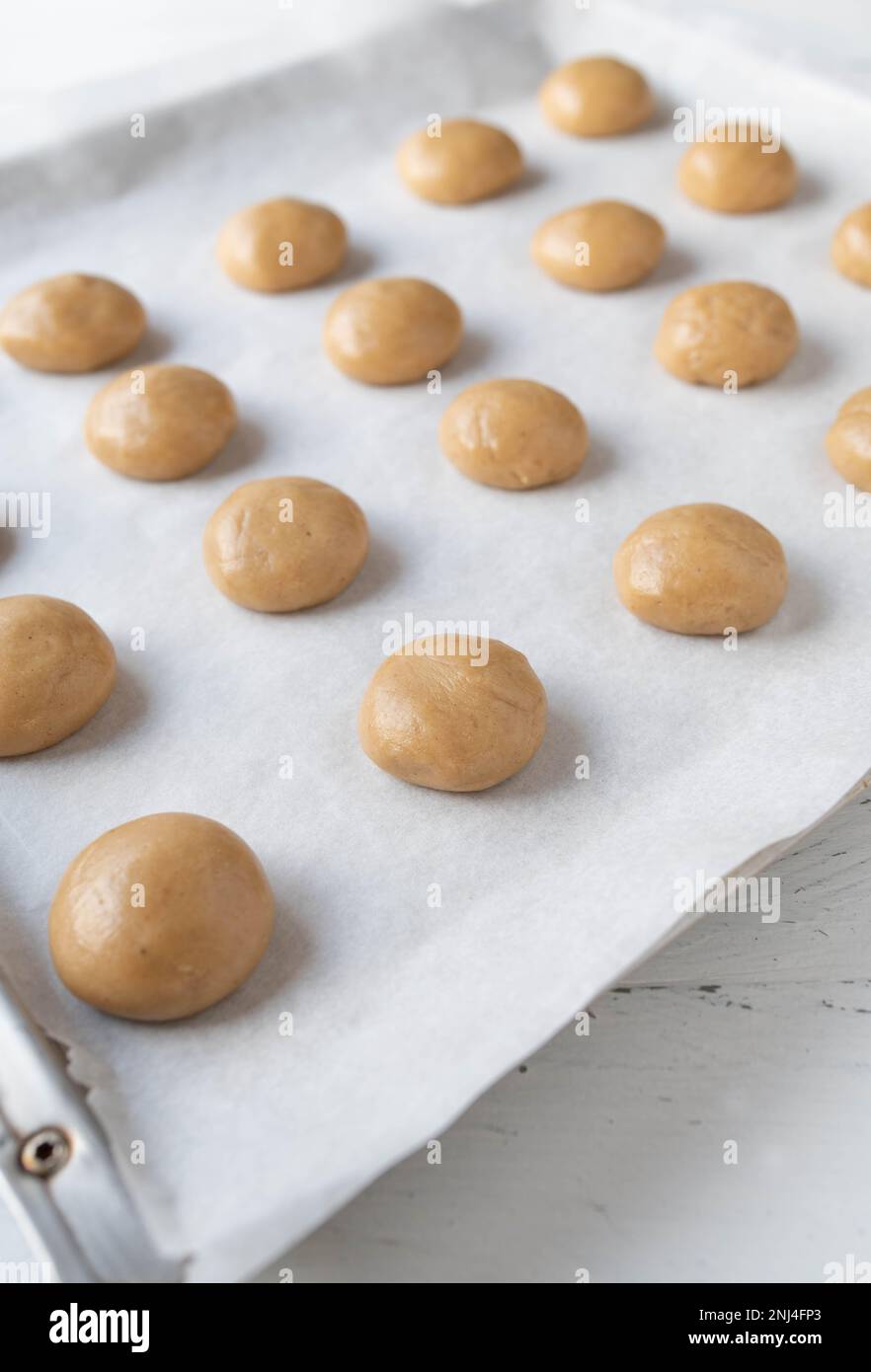 Biscotti di pan di zenzero crudi o non cotti su una teglia isolata su sfondo bianco Foto Stock