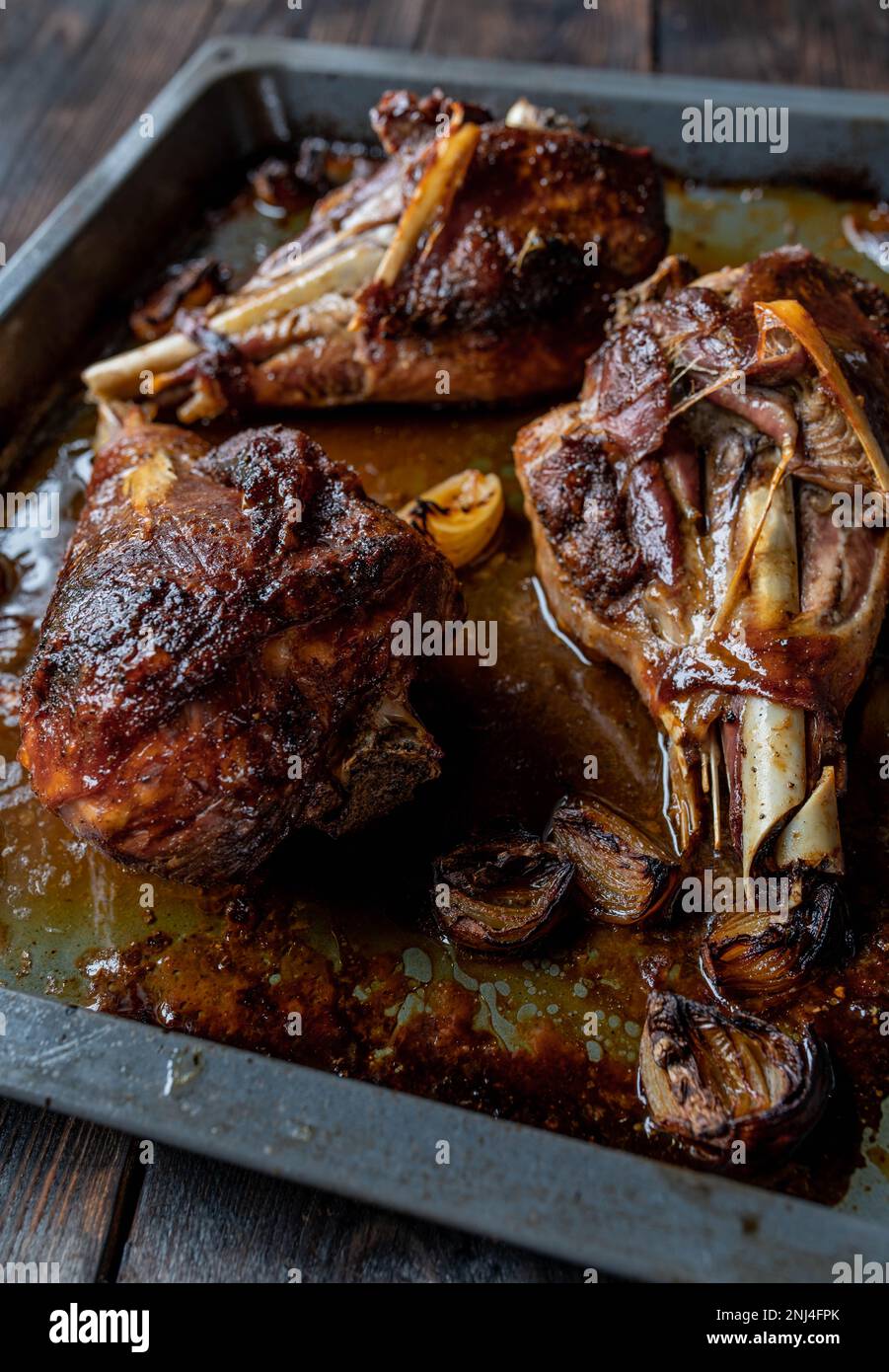 Cosce di tacchino arrosto su tavolo di legno. Delizioso piatto arrosto per la domenica o la festa Foto Stock