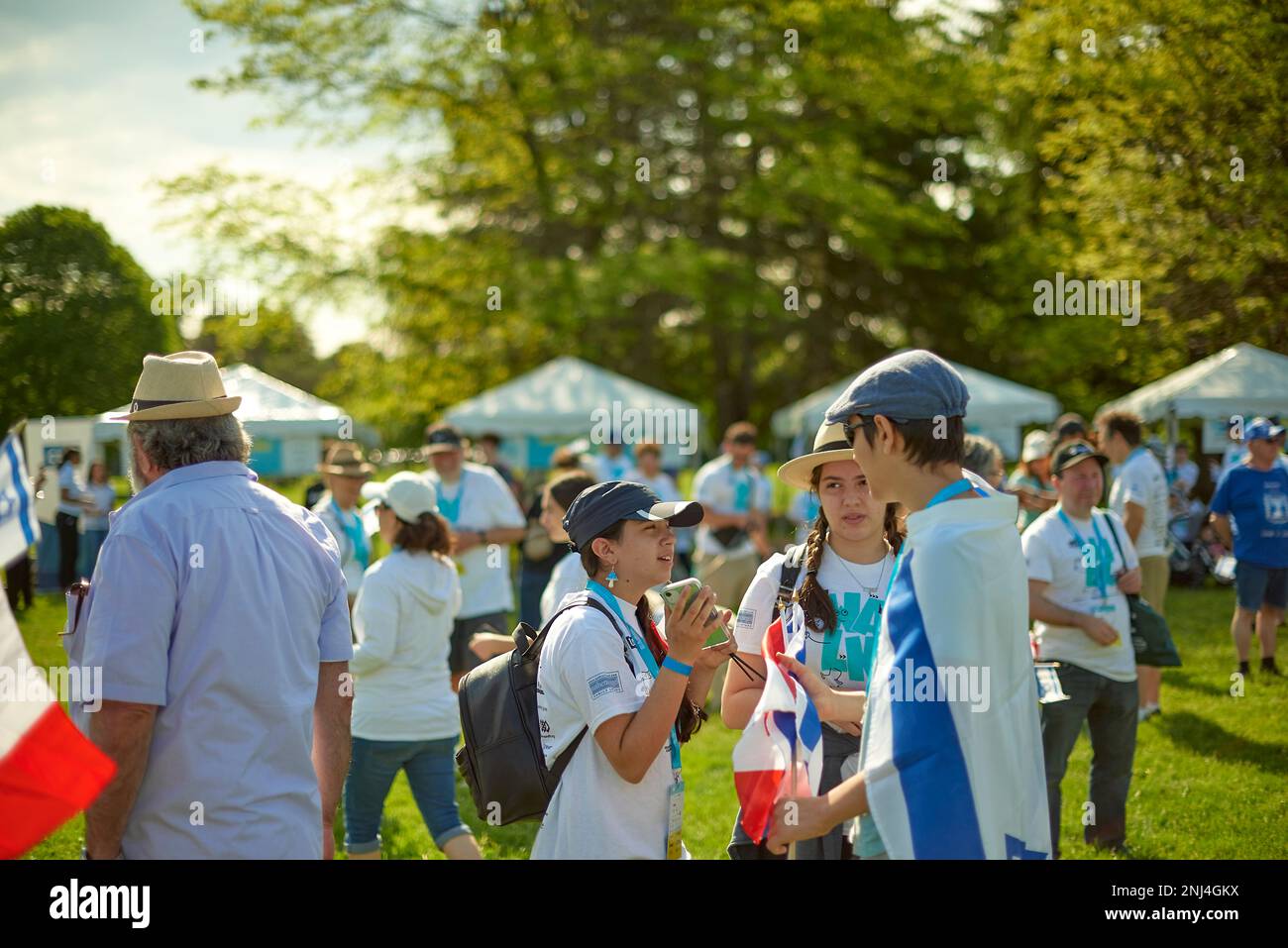 Toronto, Ontario Canada- 29th maggio 2022: Tre amici che parlano tra loro mentre si trovano al Earl Bales Park, durante la passeggiata di Toronto con Israele. Foto Stock