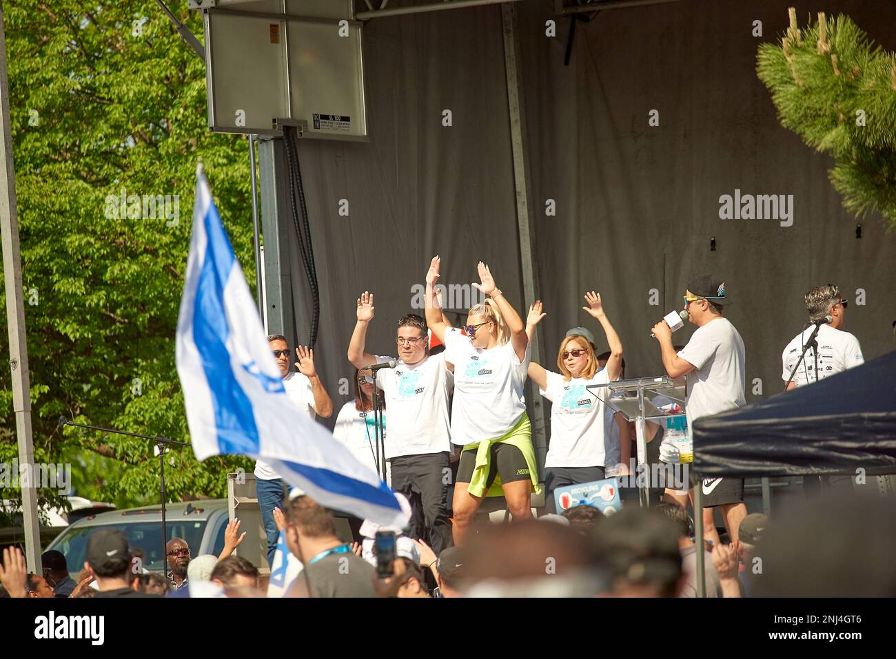 Toronto, Ontario Canada - 29th maggio 2022: Persone sul palco al Earl Bales Park durante la passeggiata annuale della Federazione UJA della Greater Toronto con Israele. Foto Stock