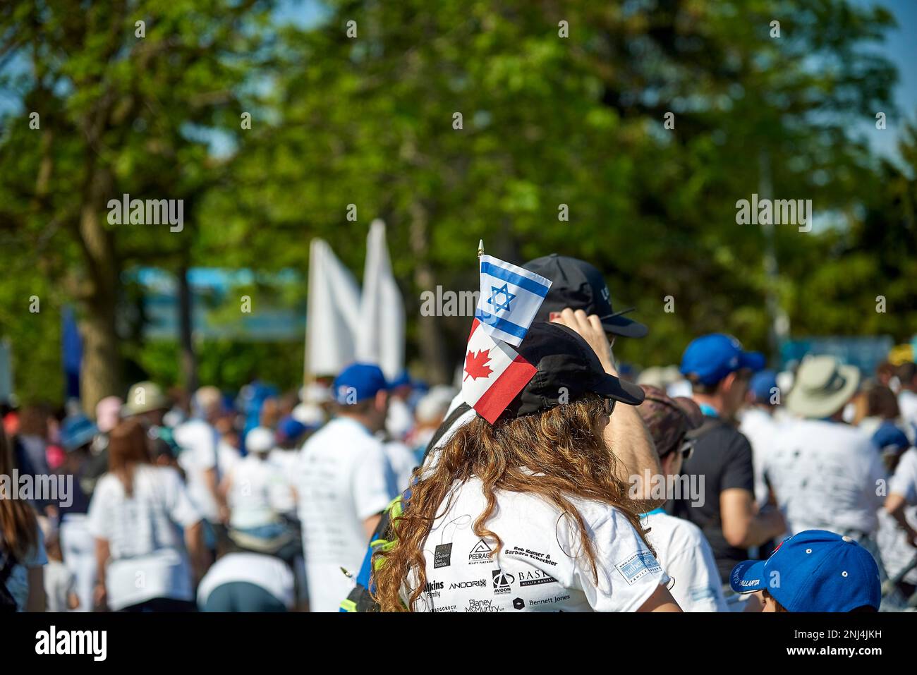 Toronto, Ontario Canada - 29th maggio 2022: Una signora che indossa le bandiere israeliane e canadesi sul suo cappellino da baseball durante la passeggiata di Toronto con Israele. Foto Stock