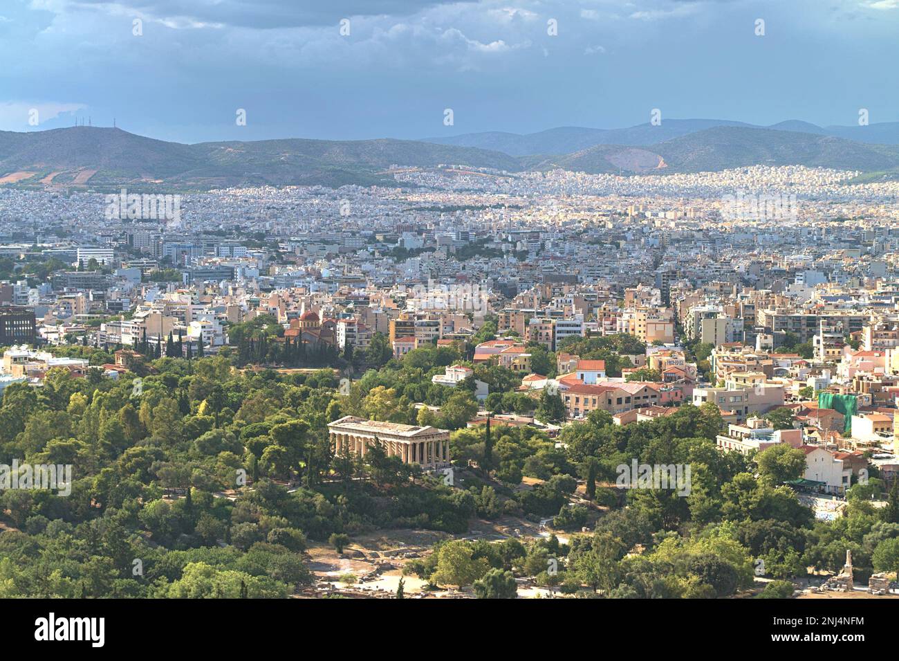 Vista panoramica della città di Atene con il Tempio di Efesto dalla collina dell'Acropoli, Grecia. Foto Stock