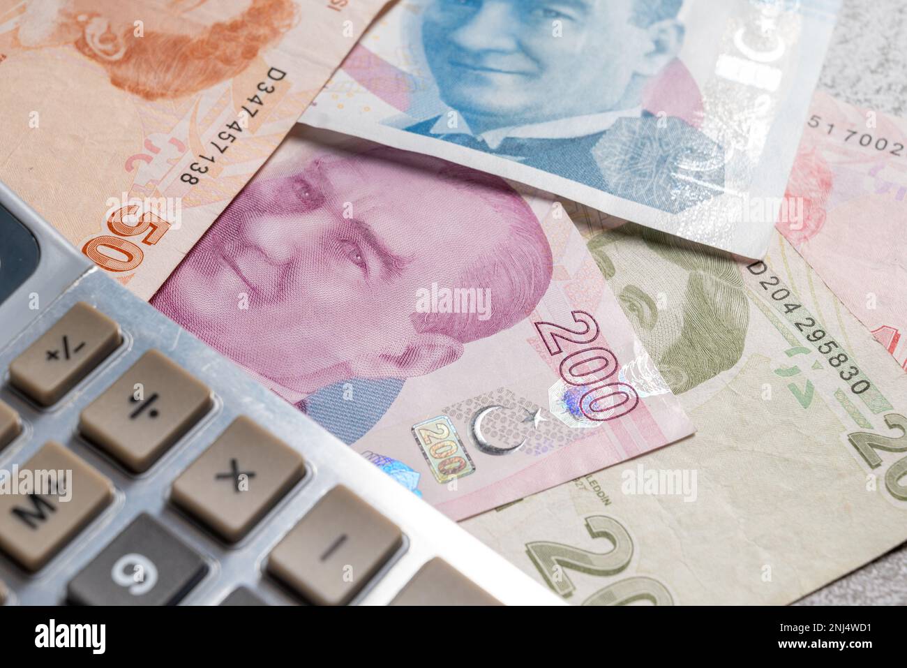 Calcolatrice su banconote da 10, 20, 50, 100 e 200 lire turche o TL Foto Stock