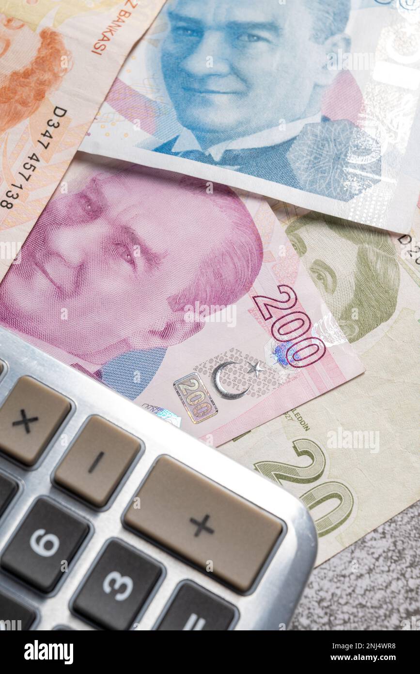 Calcolatrice su banconote da 10, 20, 50, 100 e 200 lire turche o TL Foto Stock
