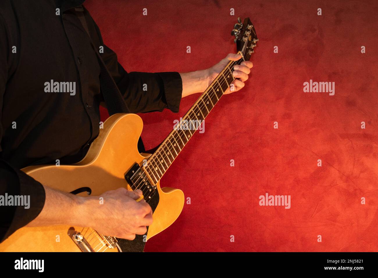 Vaduz, Liechtenstein, 13 gennaio 2023 il musicista suona con una chitarra elettrica Gibson ES-335 Foto Stock