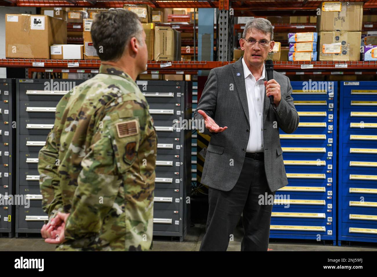 Il Sig. Devin L. Cate, Direttore esecutivo della Guardia Nazionale aerea, parla con gli Airmen al 106th Rescue Wing’s Mission Support Group di F.S. Base della Guardia Nazionale aerea di Gabreski, Westhampton Beach, N.Y. il 5 agosto 2022. (STATI UNITI Foto della Guardia Nazionale aerea del personale Sgt. Daniel H. Farrell) Foto Stock