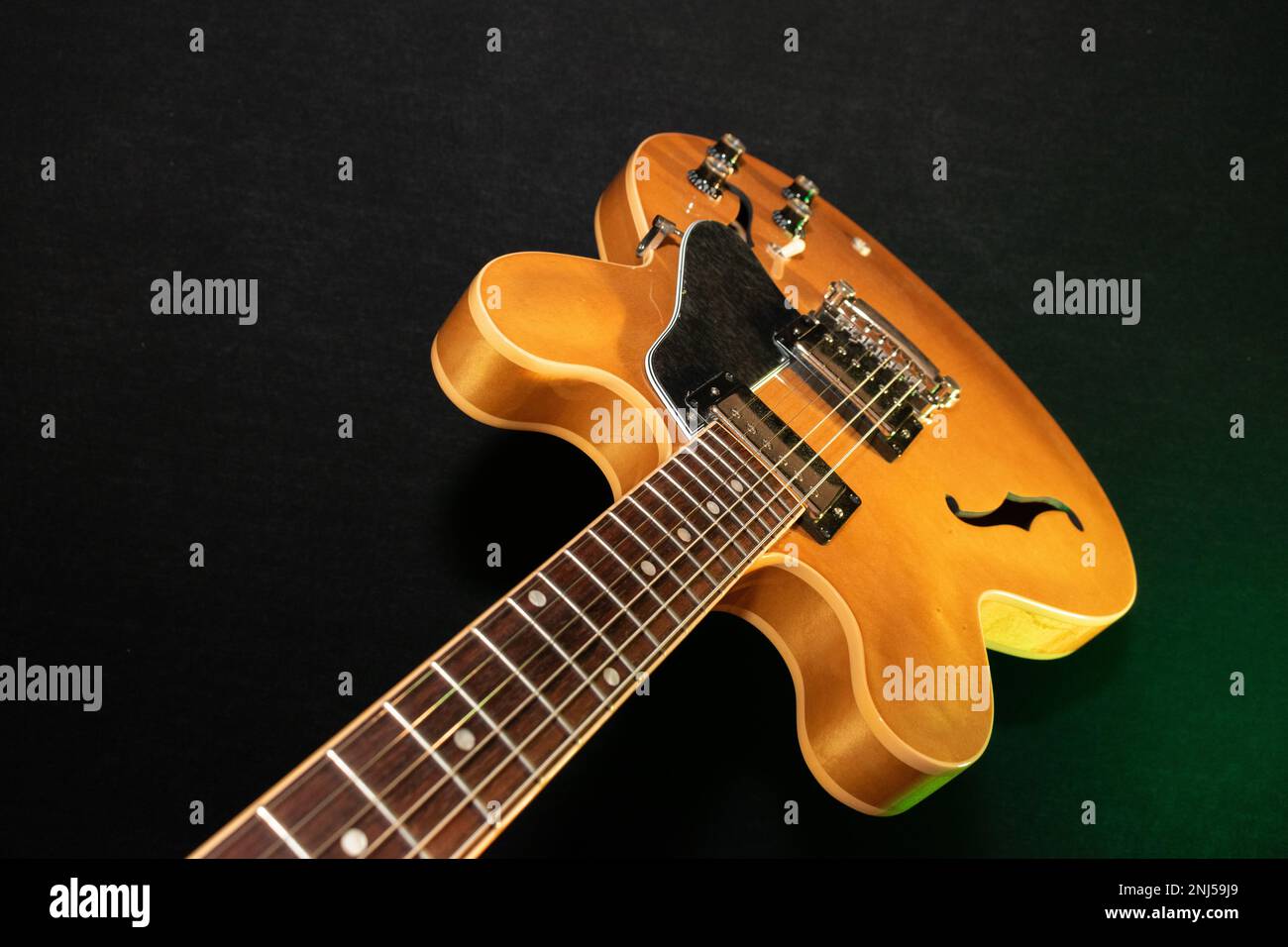 Vaduz, Liechtenstein, 13 gennaio 2023 ripresa di una chitarra elettrica Gibson ES-335 realizzata negli Stati Uniti Foto Stock