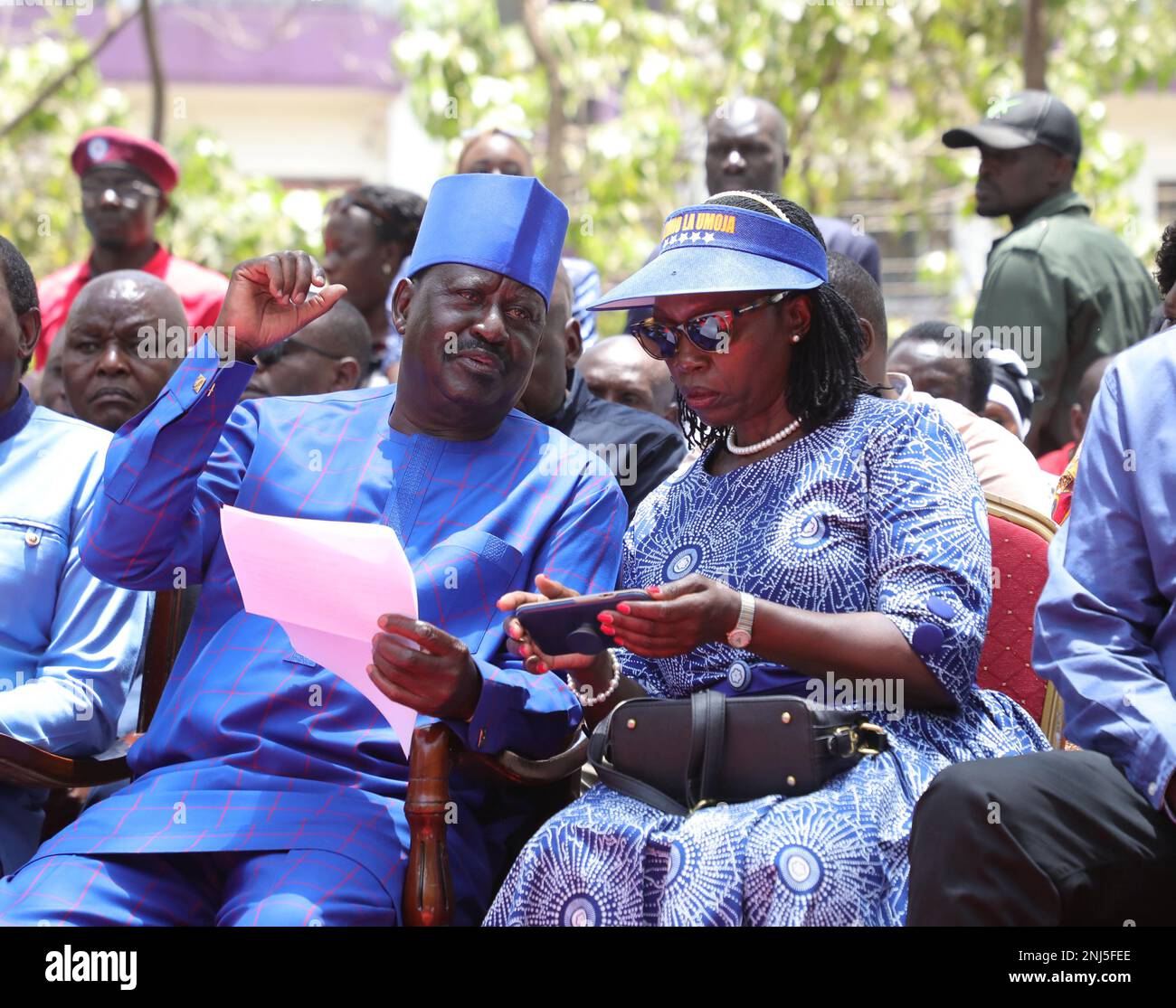 Nairobi, Kenya. 22nd Feb, 2023. Azimio la Umoja leader del partito Raila Odinga e Narc Kenia leader del partito Martha Karua visto durante il raduno di preghiera nazionale Azimio al Giardino di Jevanjee. L'ex primo ministro ha affermato che condurrà azioni di massa in 14 giorni se le loro richieste, tra cui la riduzione del costo della vita, non vengono soddisfatte dal governo del presidente William Ruto. Credit: SOPA Images Limited/Alamy Live News Foto Stock