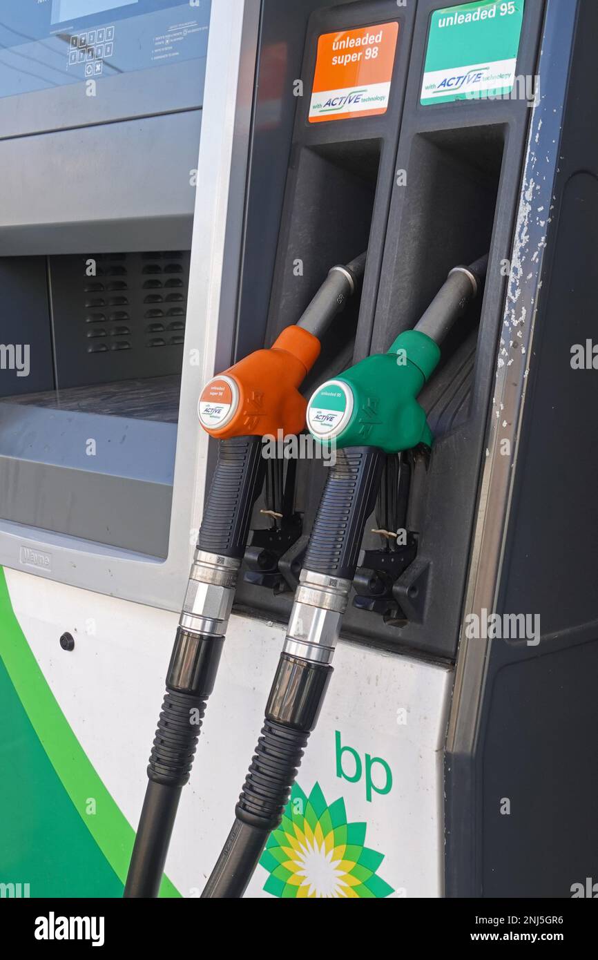 Atene, Grecia - 26 dicembre 2022: Ugelli delle pompe di benzina delle stazioni di servizio con carburante senza piombo. Foto Stock