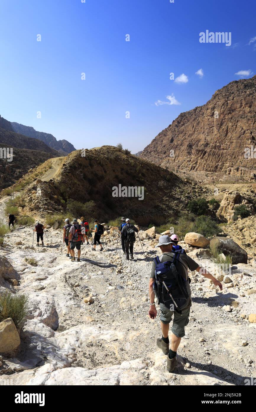 Escursionisti nella riserva della biosfera di Dana, Wadi Dana, Giordania centro-meridionale, Medio Oriente. La più grande riserva naturale della Giordania Foto Stock