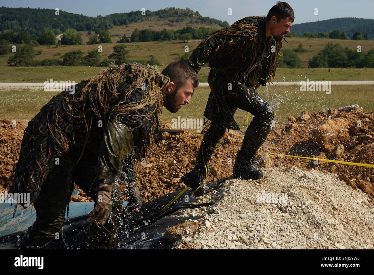 I soldati partecipano alla corsia 1917 durante il Concorso europeo dei migliori cecchino alla Hohenfels Training Area, Germania, 5 agosto 2022. L'annuale European Best Sniper Team Competition è un concorso statunitense Concorso Army Europe and Africa che mette alla prova le abilità di marcature, abilità fisiche e agilità mentale, sviluppando al contempo relazioni e condividendo le competenze tra team di cecchini in tutta Europa. Foto Stock