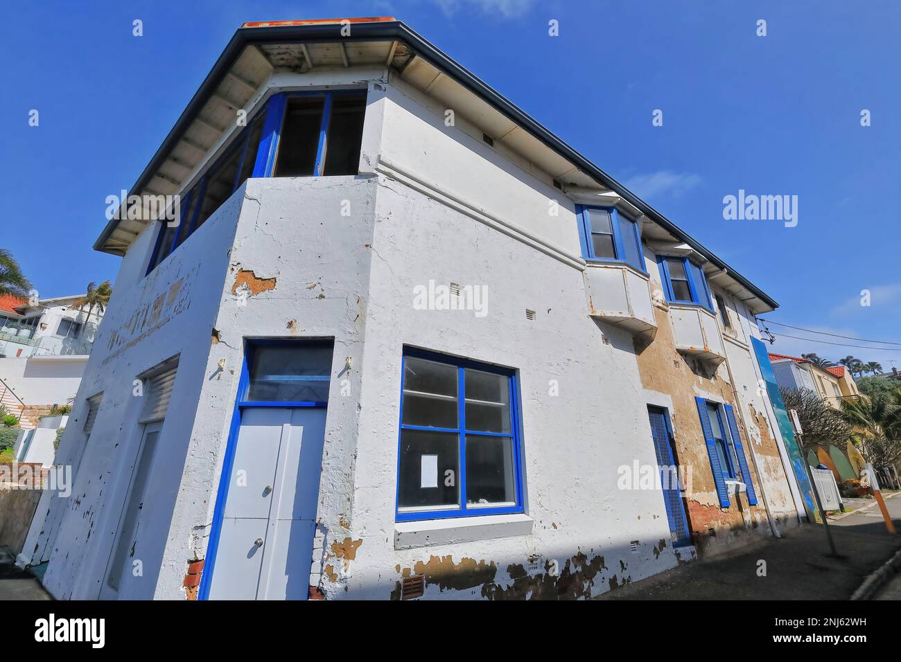 510 Vecchia casa d'angolo bianca con pareti da peeling sul sobborgo di Marine Parade-Manly. Sydney-Australia. Foto Stock