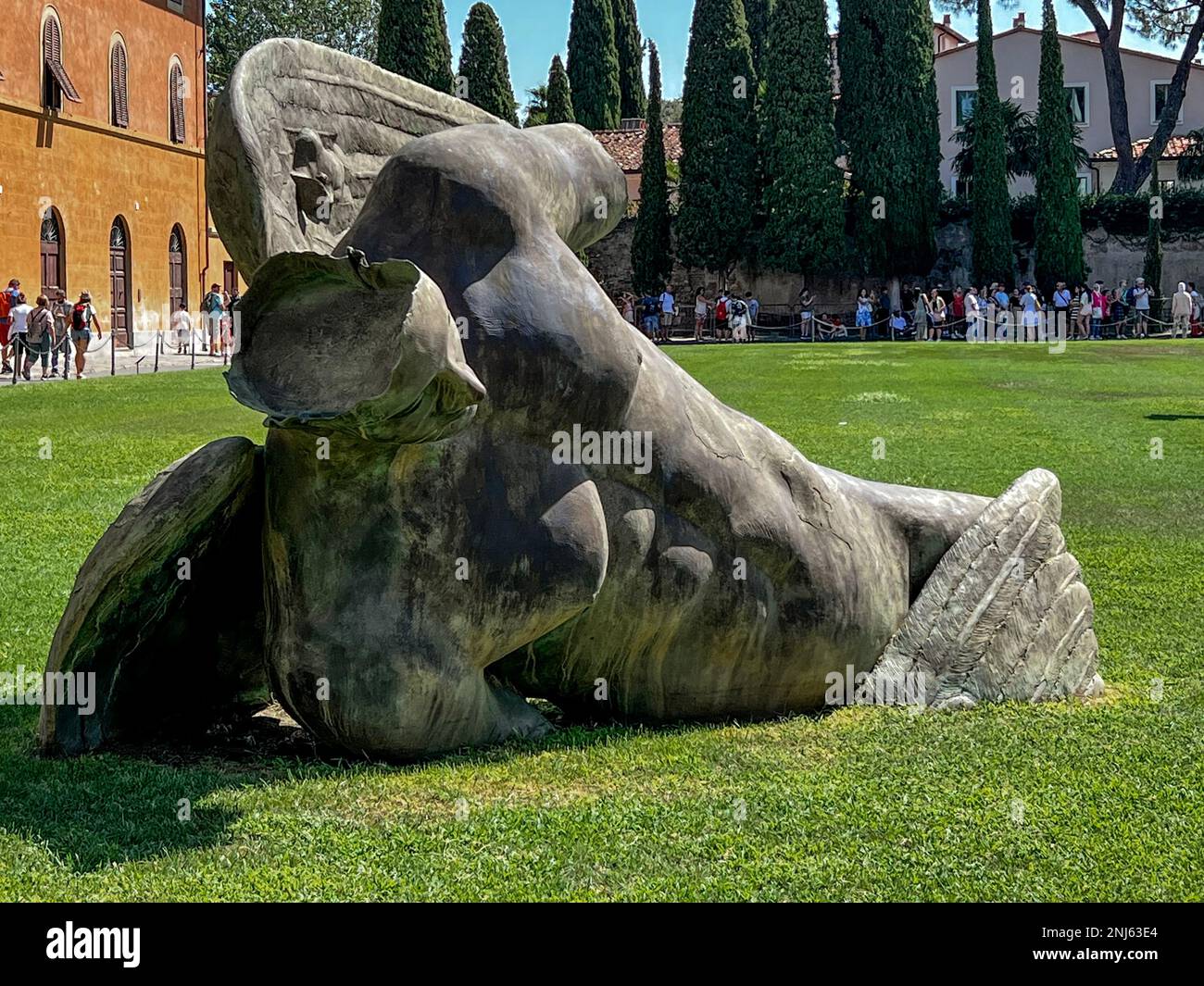 Una veduta della scultura dell'Angelo caduto esposta sul terreno di Piazza dei Miracoli a Pisa. Foto Stock
