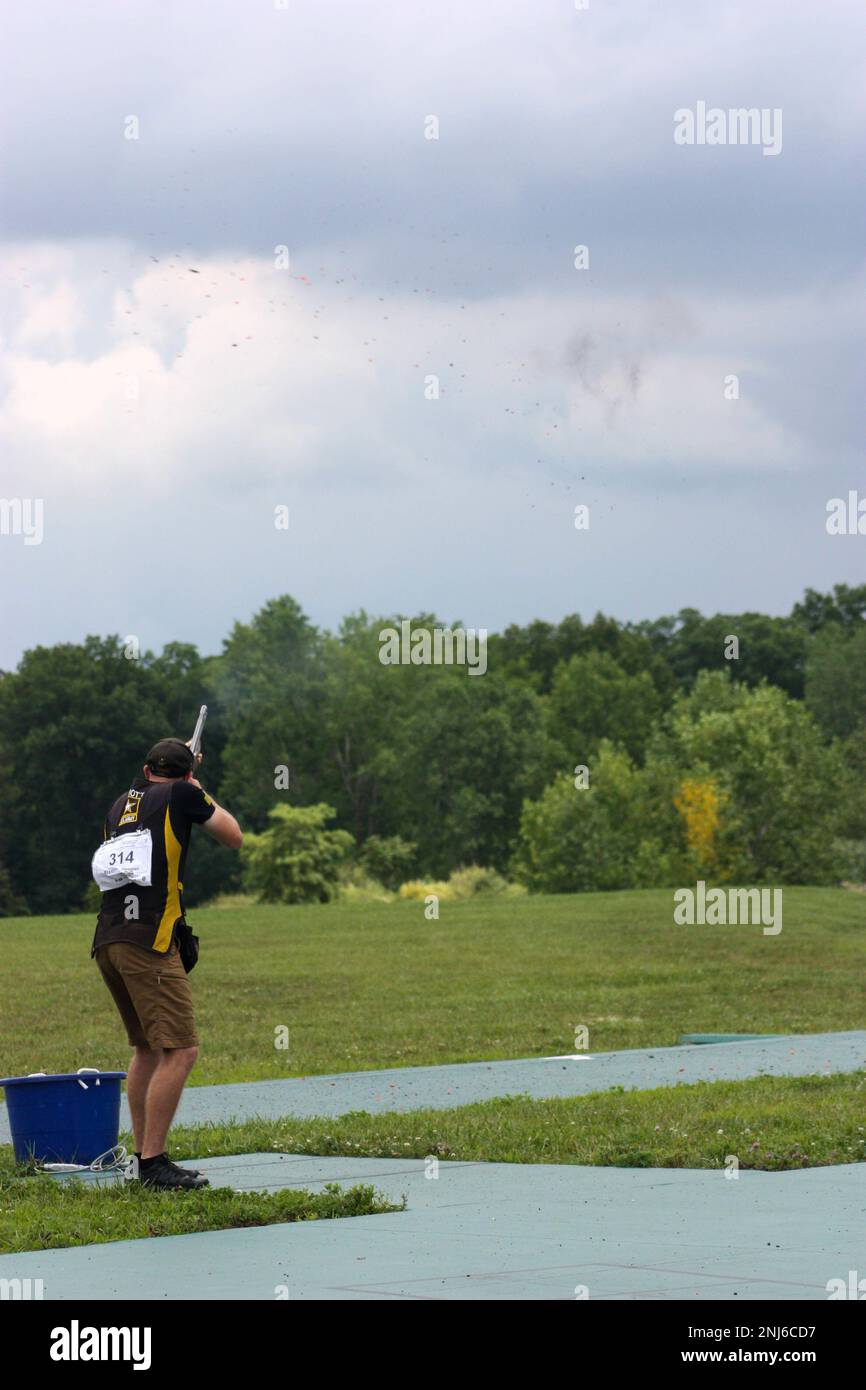 STATI UNITI Christian Elliott, un nativo di Greenwood, Indiana, che è un istruttore di skeet shooter/marksmanship competitivo con gli Stati Uniti Unità di Marksmanship dell'esercito, guadagnata un posto negli Stati Uniti Campionato del mondo Shotgun Team dopo il completamento dei campionati nazionali Shotgun degli USA il 1 e 6 agosto presso il John A. Halter Shooting Sports Center di Hillsdale, Michigan. La selezione a questa squadra permetterà a questo Soldato di rappresentare gli Stati Uniti ai Campionati del mondo della Federazione Internazionale degli Sport di Tiro di Osijek, Croazia, dal 19 settembre al 12 ottobre, così come il campione Foto Stock