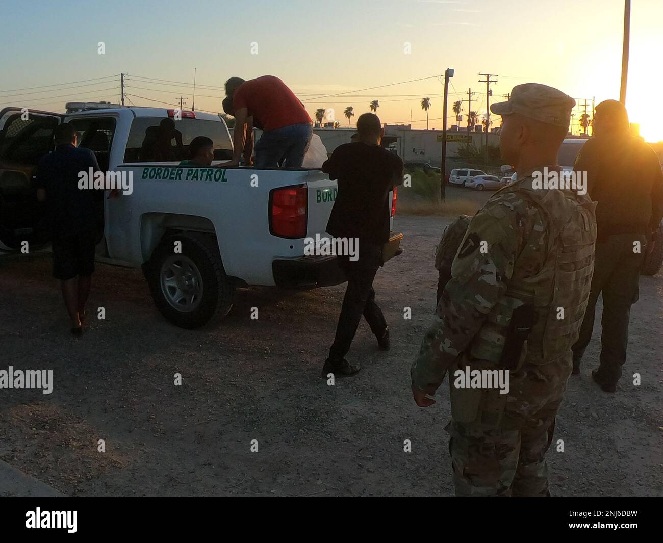 I soldati del Dipartimento militare del Texas, gli Airmen e i guardiani di Stato sorvegliano il confine tra il Texas e il Messico come parte dell'operazione Lonestar. Il Dipartimento militare del Texas sta collaborando con altre agenzie del Texas per scoraggiare l'ingresso illegale e fermare il traffico di sostanze illecite negli Stati Uniti. Foto Stock