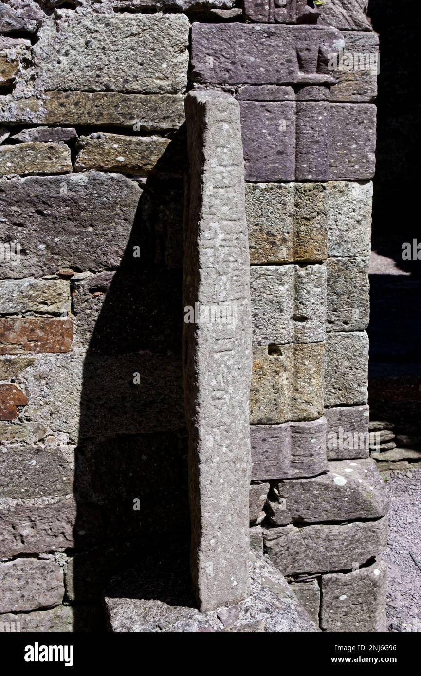 Pietra dell'alfabeto medievale in Kilmalkedar Church County Kerry EIRE Irlanda Foto Stock