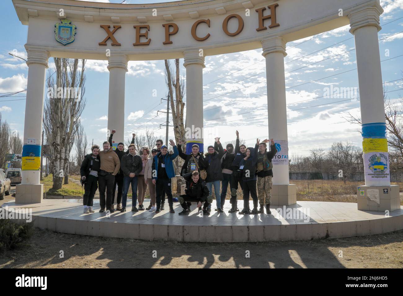 KHERSON, UCRAINA - 21 FEBBRAIO 2023 - volontari portati dal Centro umanitario di Odesa per vivere in città per due mesi e aiutare i cittadini locali, Kherson, Ucraina meridionale. Foto Stock