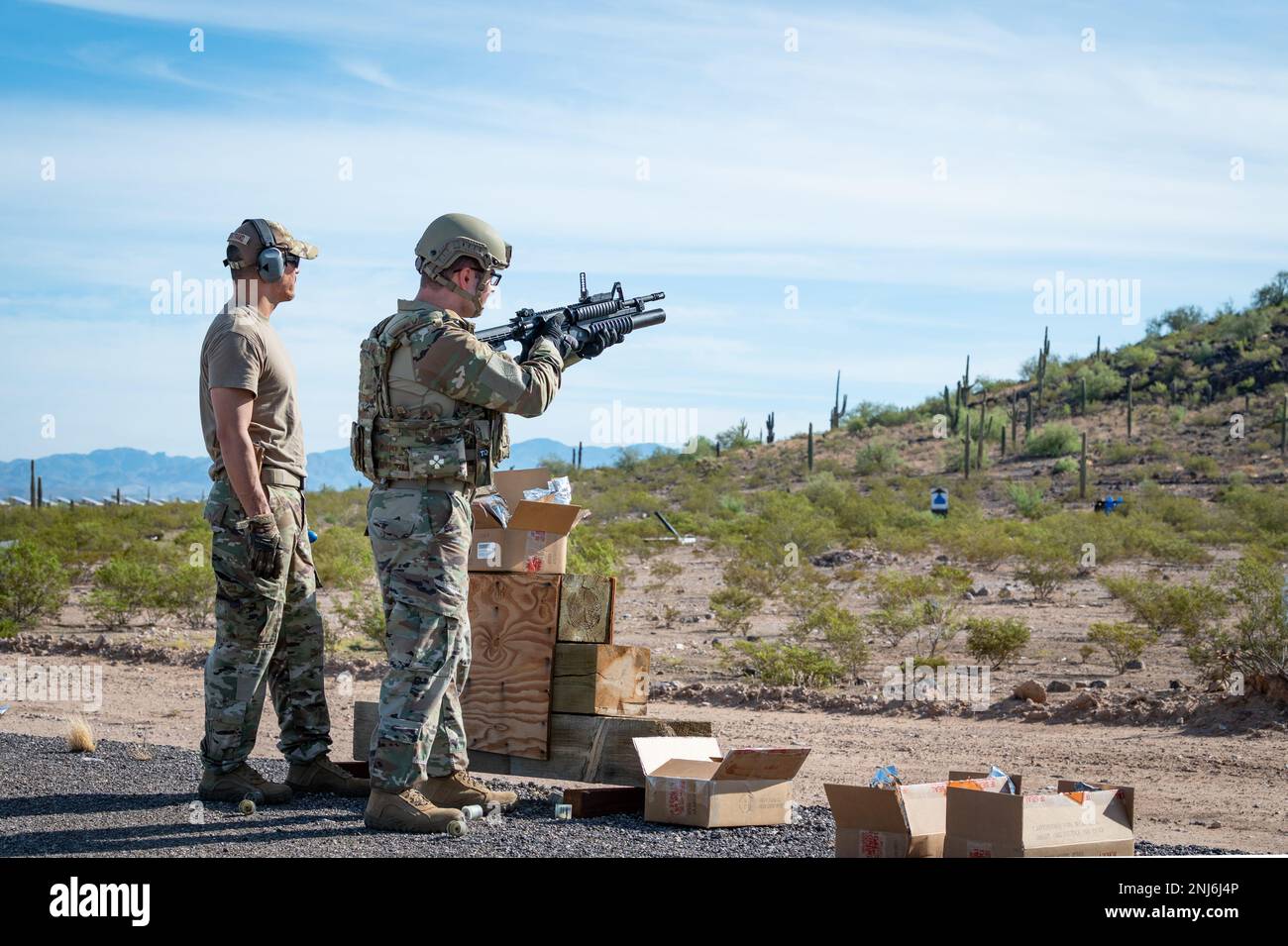 Reserve Citizen Airmen of 944th Fighter Wing Security Forces allenati e sparare partite simulate da un attacco lanciagranate M203 durante le qualifiche di armi pesanti presso l'Arizona National Guard Weapons Training Range a Firenze, Ariz., 5 agosto 2022. Il round simulato del lanciagranate scoppia in fumo arancione a impatto dando all'istruttore e allo sparatutto un'idea di dove hanno colpito. Gli Airmen si qualificarono sul lanciagranate M203 e sulle mitragliatrici M240 e M249. Foto Stock