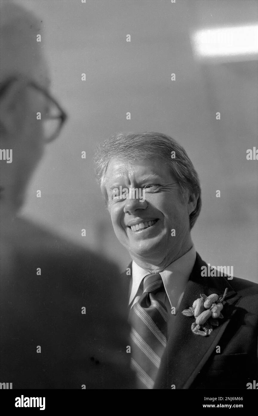Il candidato democratico Jimmy carter sorride con il suo sorriso a un pranzo al Newport, NH Rotary Club. Circa aprile 1975. Foto Stock