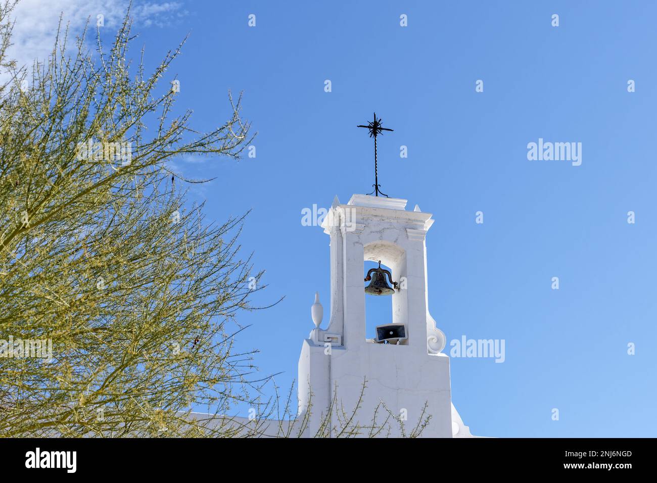 Campanile bianco su Ajo, Arizona Federated Church con croce in cima Foto Stock