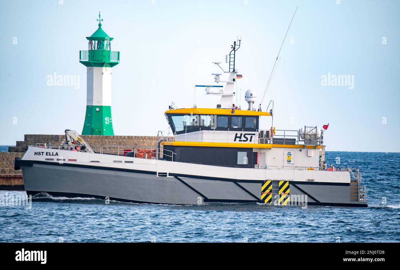 Sassnitz, Germania. 22nd Feb, 2023. La nave offshore HST Ella entra nel porto di Sassnitz sull'isola di Rügen. Credit: Stefan Sauer/dpa/ZB/dpa/Alamy Live News Foto Stock