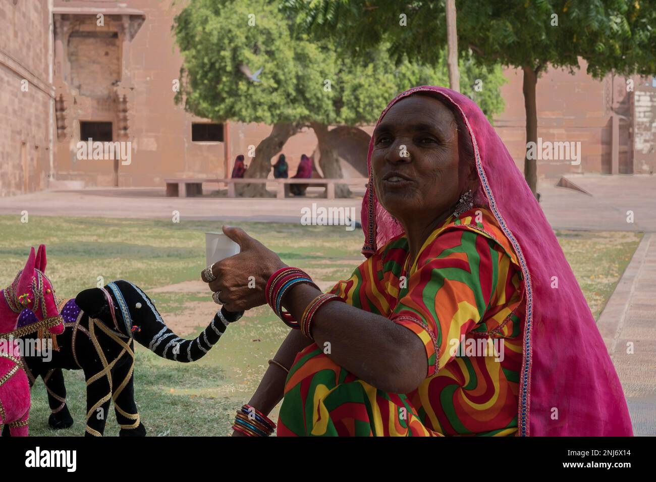 Jodhpur, Rajasthan, India - 19 ottobre 2019 : donna anziana del Rajasthan che vende le sue bambole colorate di cavalli ed elefanti fatte a mano. Foto Stock